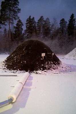 Heated winter composting test heap
